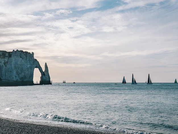 Die Felsformation Porte D'Aval in Etretat, Frankreich während des Sonnenuntergangs.