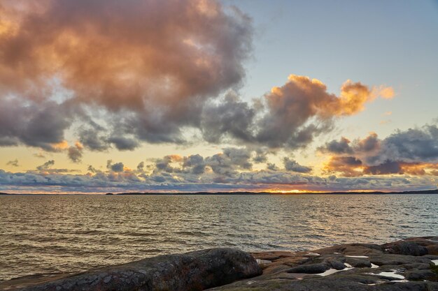 Die felsige Küste der Ostsee bei Sonnenuntergang.