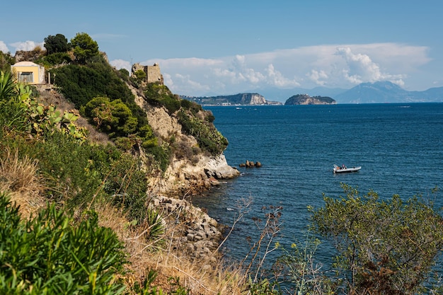 Die felsige Küste im Süden Italiens die Stadt Baia Ruhiges wunderschönes Meerespanorama des Tyrrhenischen Meeres