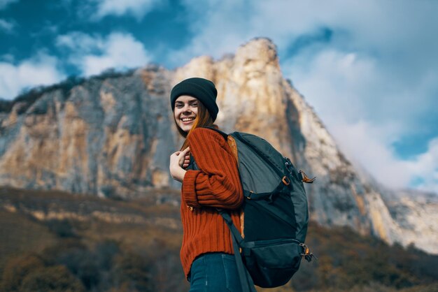 Die felsigen Berge der Frau, die Natur spazieren gehen, reisen Wolkenlebensstil