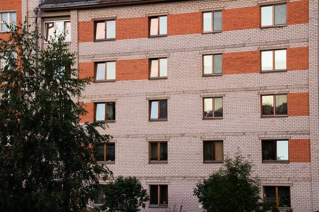 Die Fenster des hohen Hauses bei Sonnenuntergang