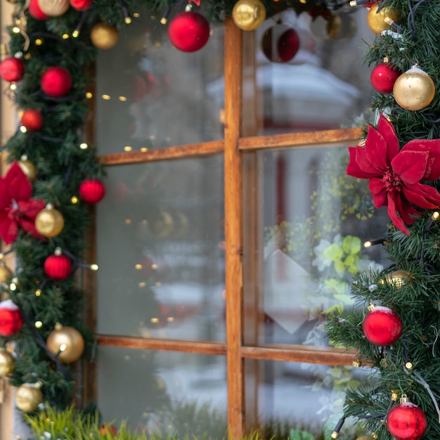 Die Fenster sind mit Tannenzweigen und Weihnachtslametta geschmückt.