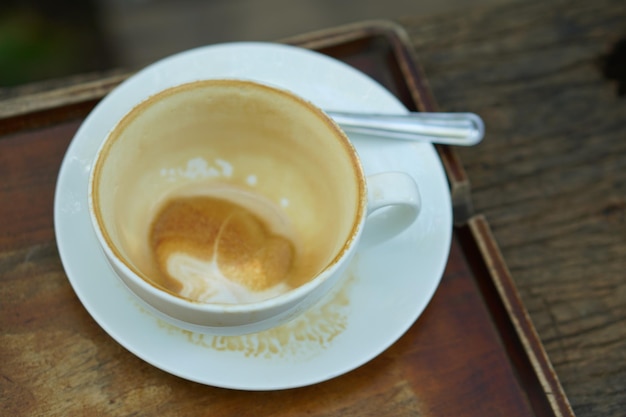 Die fertige Kaffeetasse wurde auf den Tisch gestellt