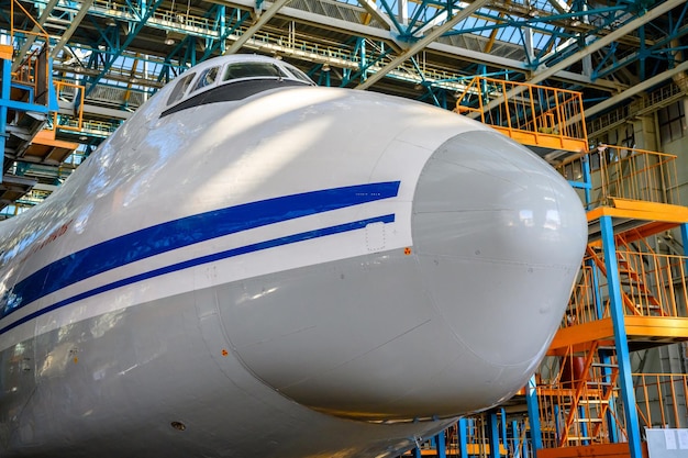 Die Fertigung und Reparatur der größten Transportflugzeuge in einer Flugzeugfabrik der Luftfahrt i