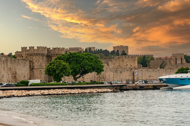 Die Festung von Rhodos ist die wichtigste Verteidigungsstruktur der mittelalterlichen Stadt