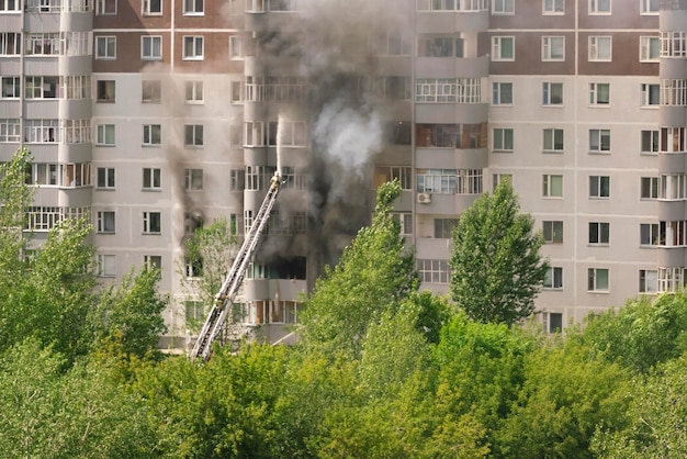 Die Feuerwehr löscht einen Brand in einem Mehrfamilienhaus