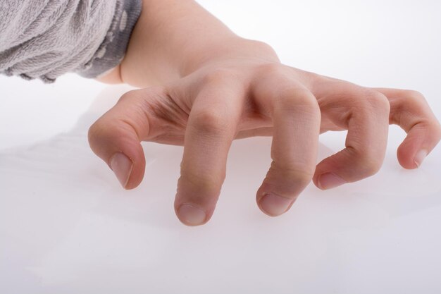 Die Finger einer Person berühren eine weiße Fläche.