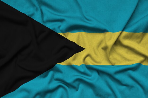 Die Flagge der Bahamas ist auf einem Sportstoff mit vielen Falten abgebildet.