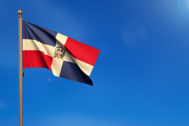 Die Flagge der Dominikanischen Republik weht vom Wind mit blauem Himmel im Hintergrund