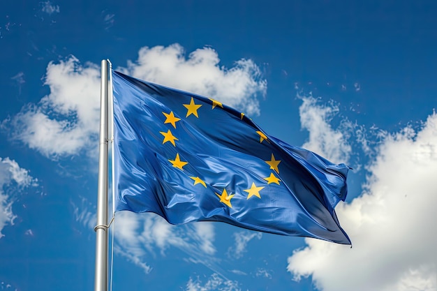 Die Flagge der Europäischen Union mit ihrem Kreis aus goldenen Sternen weht mutig im Wind gegen einen klaren blauen Himmel