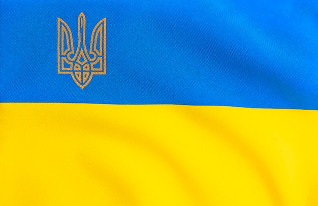 Die Flagge der Ukraine ist in der Nähe Emblem der Ukraine Flaggenrahmen blau und gelb Platz für Text