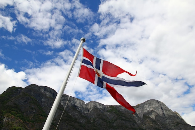 Die flagge in der kreuzfahrt auf sognefjord und aurlandsfjord, norwegen