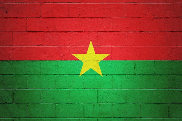 Die Flagge von Burkina Faso an einer Wand gemalt