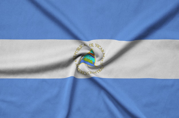 Die Flagge von Nicaragua ist auf einem Sportstoff mit vielen Falten abgebildet.