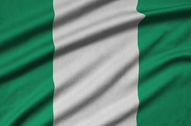 Die Flagge von Nigeria ist auf einem Sportstoff mit vielen Falten abgebildet.