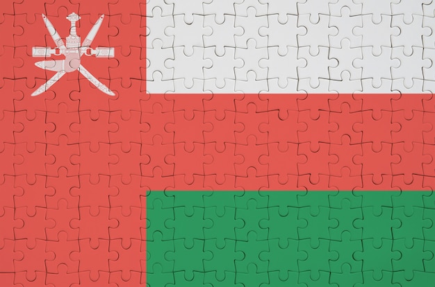Die Flagge von Oman ist auf einem gefalteten Puzzle abgebildet