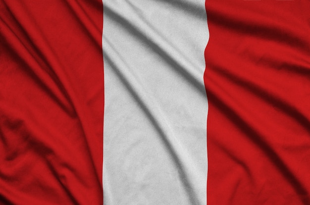 Die Flagge von Peru ist auf einem Sportstoff mit vielen Falten abgebildet.