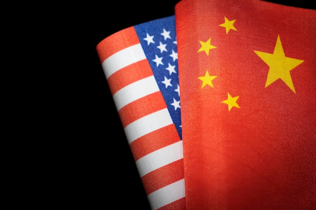 Die Flaggen der USA und Chinas auf schwarzem Hintergrund stellen ernsthafte Handelsspannungen oder Handelskriege zwischen Amerika und China dar. Finanzkonzept Flaggen Chinas und der Vereinigten Staaten von Amerika aus der Draufsicht