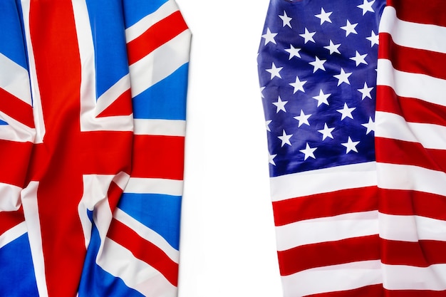 Die Flaggen von Großbritannien und den USA falteten sich zusammen