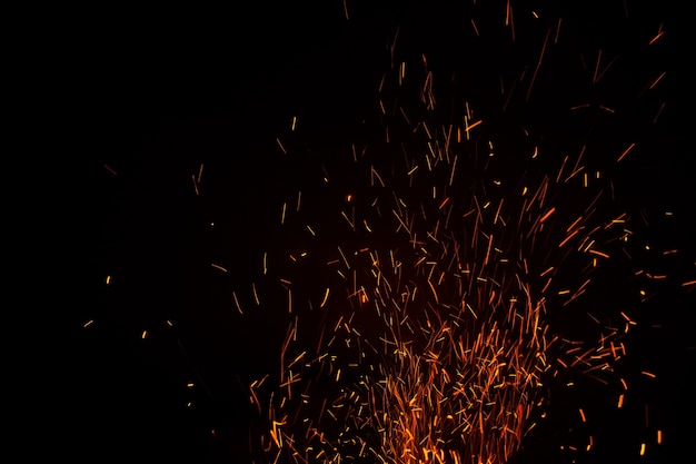 Foto die flammen der dunkelheit schweben in der luft. feuerkohle.