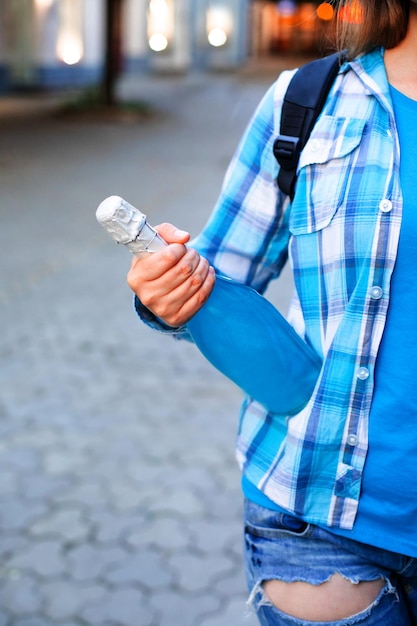 Die Flasche ungewöhnlicher alkoholfreier Sekt in Blau