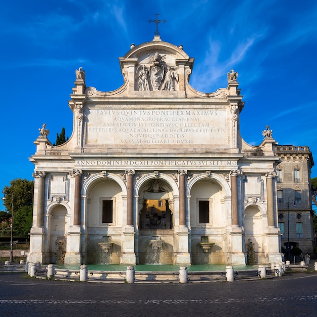 Die Fontana dell'Acqua Paola, auch bekannt als Il Fontanone ("Der große Brunnen"), ist ein monumentaler Brunnen auf dem Janiculum-Hügel in Rom.