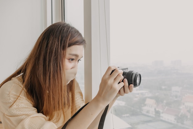 Die Fotografin macht ein Foto von ihrem Frauenmodel