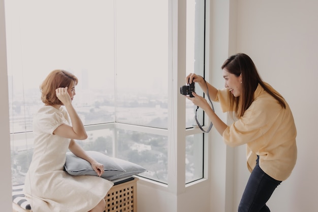 Die Fotografin macht ein Foto von ihrem Frauenmodel