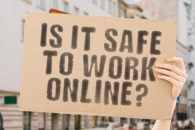 Die Frage, ob es sicher ist, online zu arbeiten, befindet sich auf einem Banner in den Händen von Männern mit verschwommenem Hintergrund. Webdaten Digitaler Laptop Safe Shield Safeguard Guard Worker Service Social Busy