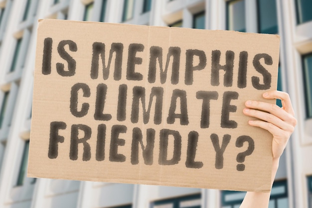 Die Frage, ob Memphis klimafreundlich ist, steht auf einem Banner in den Händen von Männern mit verschwommenem Hintergrund. Support Team Aktivist Städtischer Sonnenuntergang Kohlenstoffökologie Energie Neu Sauber Erwärmung Abfall