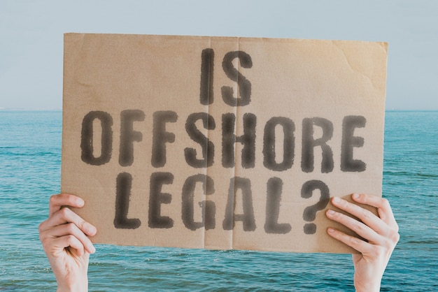 Die Frage, ob Offshore-Recht auf einem Banner in der Hand eines Mannes Legality Pressure Law melden
