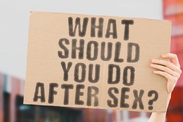 Die Frage Was sollten Sie nach dem Sex auf einem Banner in Männerhänden mit verschwommenem Hintergrund tun Entspannend Genießen Problem Gesundheit Angst Frustration Entspannen Erotik Indoor Sex Sexy Zusammen