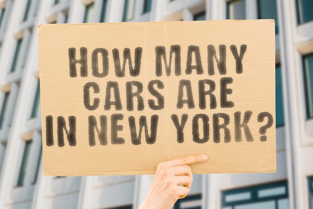 Die Frage, wie viele Autos in New York sind, steht auf einem Banner in den Händen der Männer mit verschwommenem Hintergrund. NYC Progress The USA Stop Taxi Danger NY Parking Rush Security Service New York