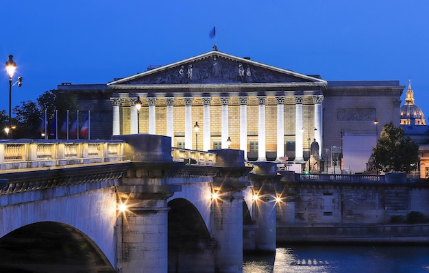 Die französische Nationalversammlung bei Nacht Paris Frankreich