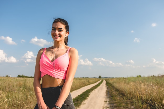 Die Frau am und auf dem Feldweg