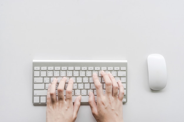 Die Frau, die auf Computertastatur schreibt, kann für E-Commerce-, Geschäfts-, Technologie- und Internet-Konzept verwendet werden