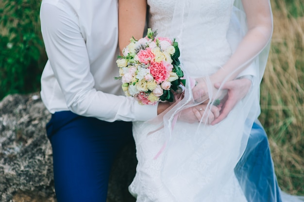 Die Frau, die Hochzeit hält, blüht Blumenstrauß