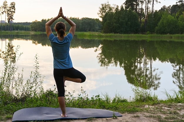 Die Frau ist allein mit der Natur. Das Konzept der Einsamkeit mit der Natur.