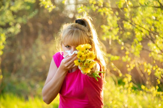 Die Frau ist allergisch gegen Blumen