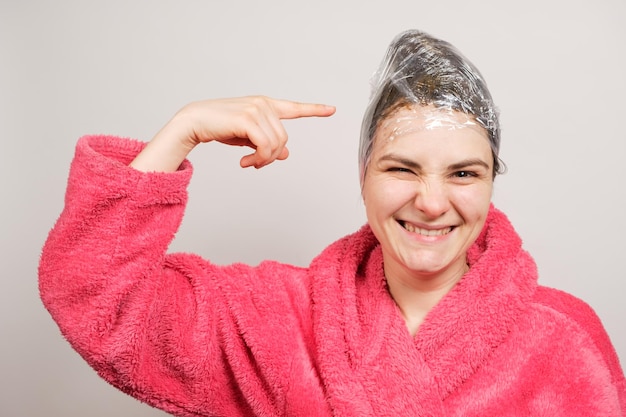 Die Frau kümmert sich um Haare und Kopfhaut