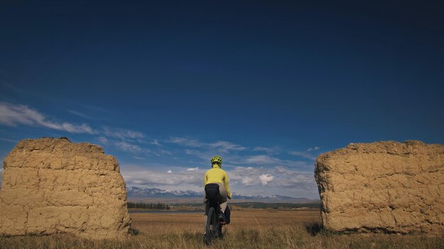 Die Frau reist auf Fahrradtouren mit Bikepacking in gemischtem Gelände