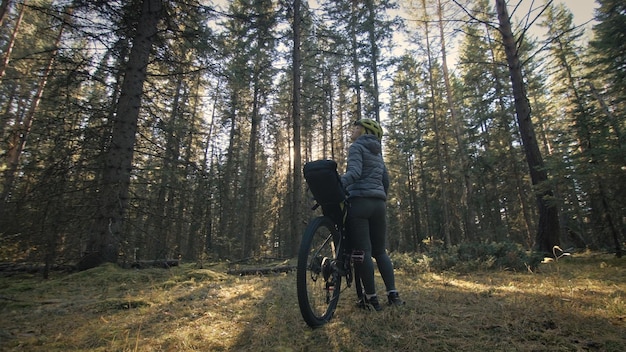 Die Frau reist auf Fahrradtouren mit Bikepacking in gemischtem Gelände