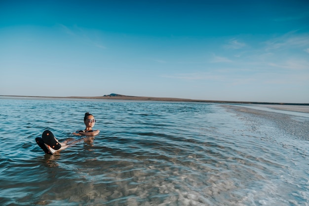 Die Frau schwimmt im Toten Meer.