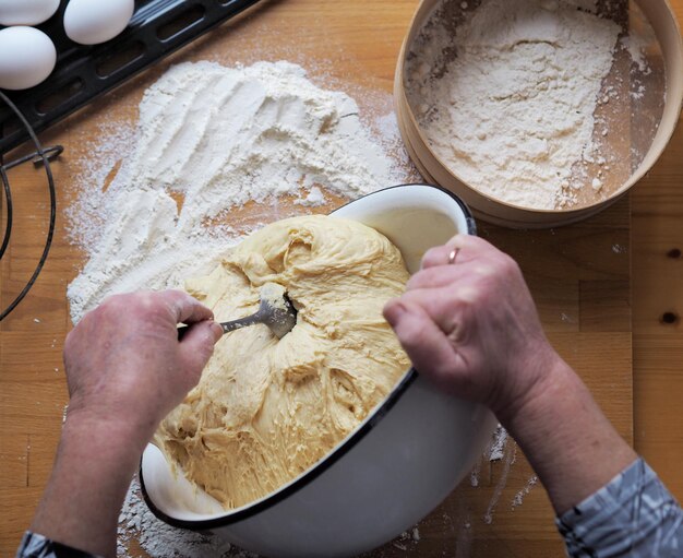 Die Frauenhände rollen die Dougha aus. Die Frauenhobby. Hintergrund.