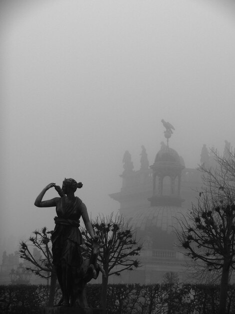 Foto die freiheitsstatue bei nebligem wetter