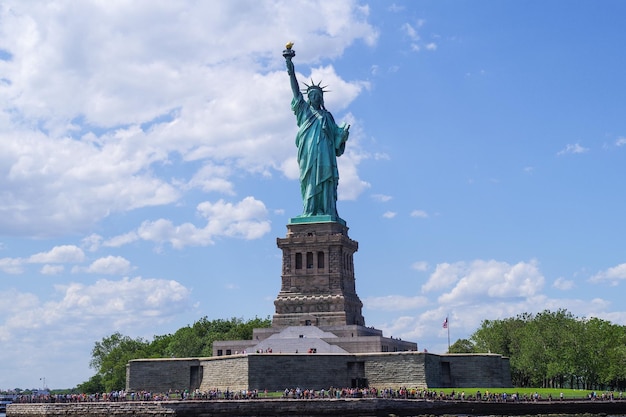 Die Freiheitsstatue gegen den Himmel
