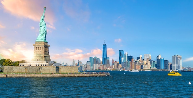 Die freiheitsstatue mit manhattan skyline hintergrund, wahrzeichen von new york city, usa