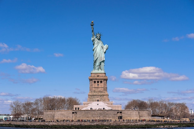 Die Freiheitsstatue unter dem blauen Himmelhintergrund, New York City