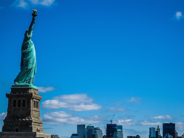 Die Freiheitsstatue vor dem blauen Himmel an einem sonnigen Tag