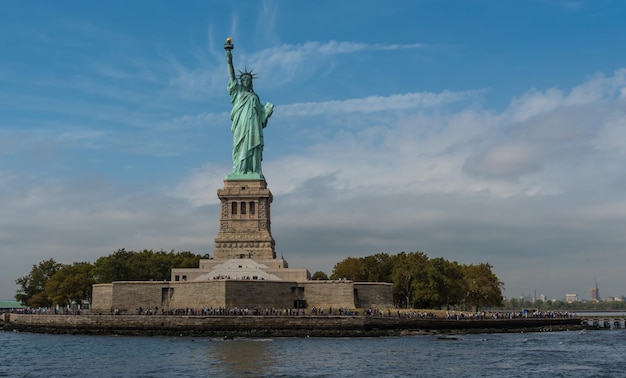 Die Freiheitsstatue vor einem bewölkten Himmel